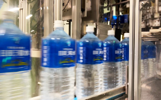 ペットボトル製造ライン中のラベル貼り工程