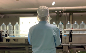 目視による異物検査中の人