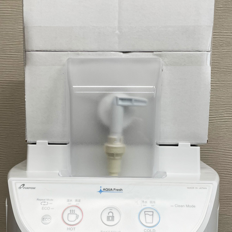 コックを右に回して開け、カバーを上から差し込んで完了です