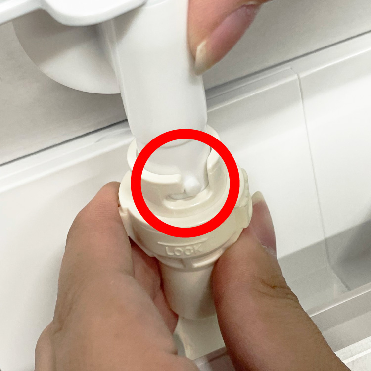 給水接続口の凸部とコネクターの溝を合わせている