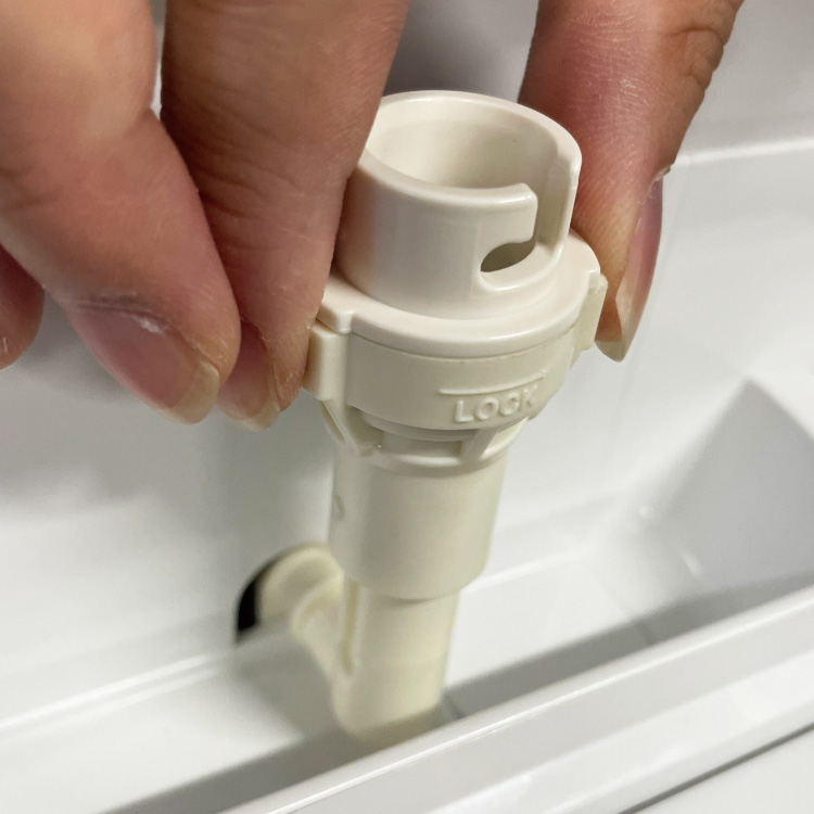 コネクターを上に持ち上げている