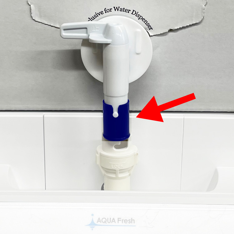 サーバーに水を載せて青いキャップを指している